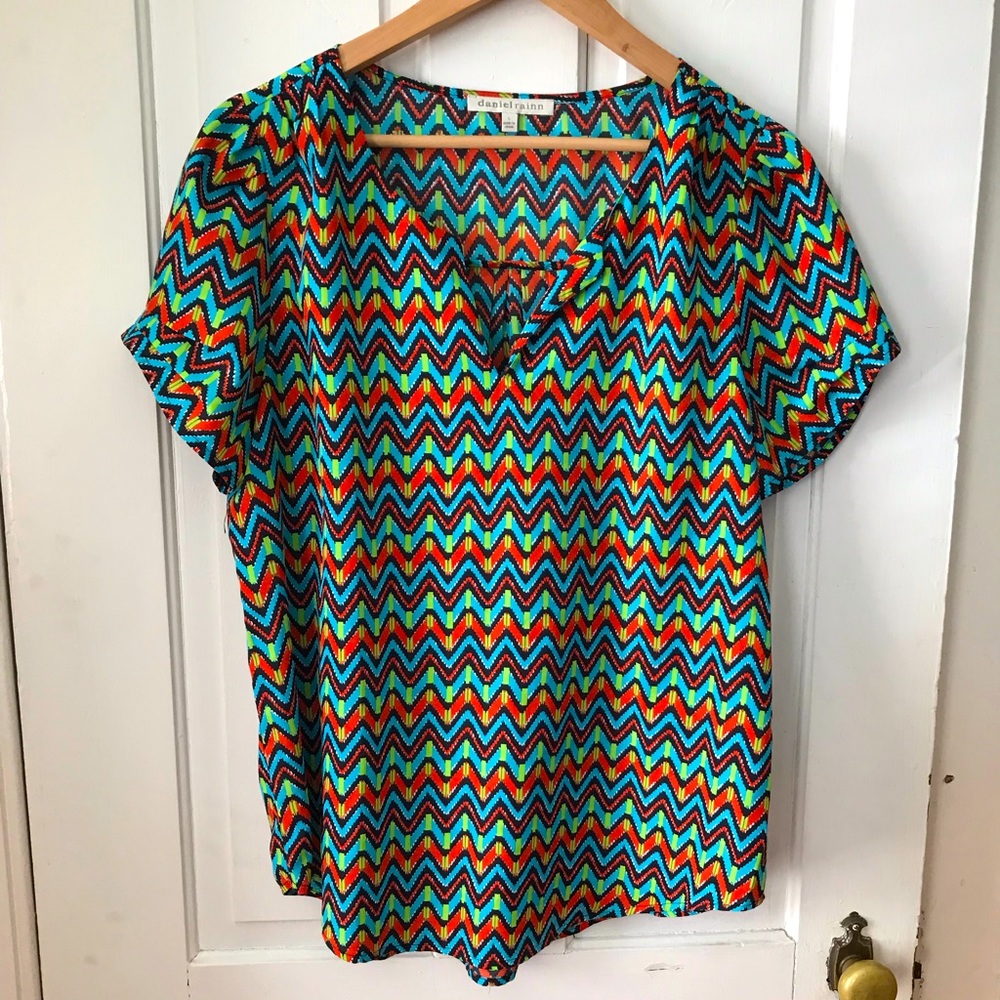 Brightly colored short sleeve blouse Daniel Rainn size-large